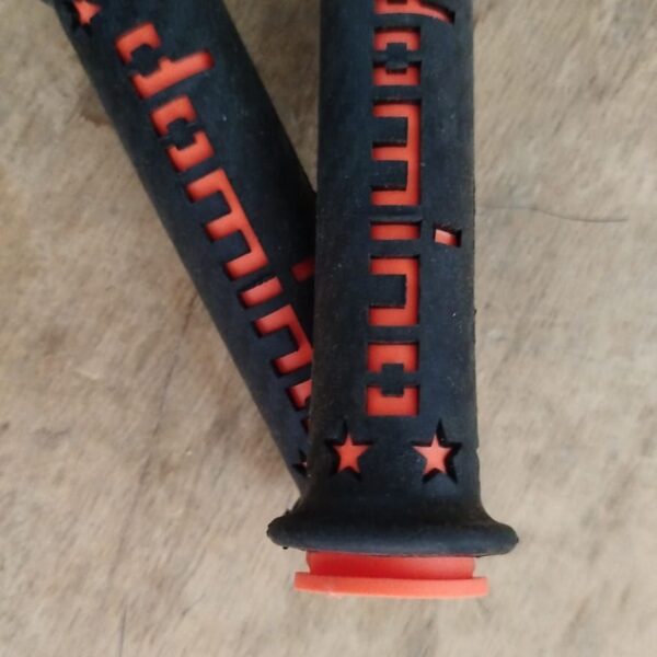 MANOPLA ESPORTIVA RACING DOMINO RT PRETA PONTEIRA VERMELHA PAR